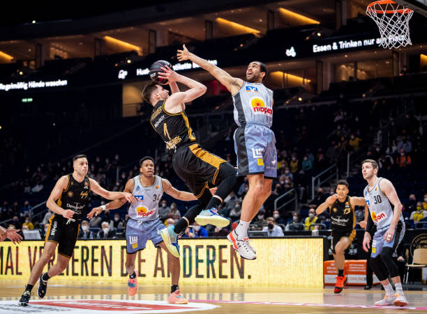 球场上有着 球场上有着